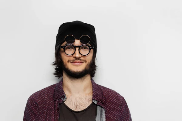 Portrait Studio Gars Souriant Sur Fond Blanc Porter Des Lunettes — Photo