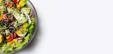 Beyaz arka planda salata ve fotokopi alanı olan kasenin üst görünümü.