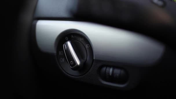 男性の手のクローズアップはオフにし 車のスイッチライトボタンの自動モード — ストック動画