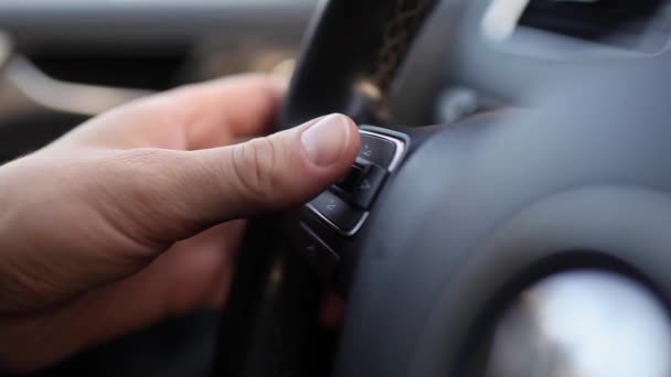 Detailní Záběr Mužské Ruky Stisknutí Tlačítka Telefonního Hovoru Autě Odpovězte — Stock video