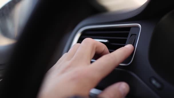 Close Mão Masculina Ligando Fluxo Condicionador Controle Clima Carro — Vídeo de Stock