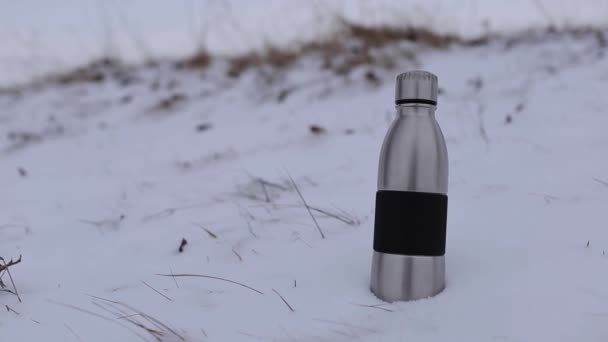 Nahaufnahme Von Stahl Mehrweg Thermoflasche Schnee — Stockvideo