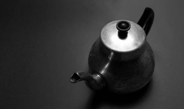 Alüminyum çaydanlığa yakın çekim. Siyah beyaz fotoğraf.