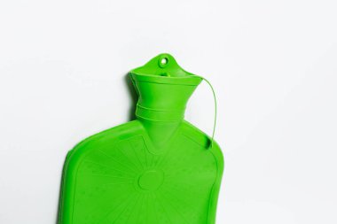 Beyaz arka planda yeşil tıbbi su şişesine yakın plan..