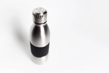 Çelik yeniden kullanılabilir termo su şişesinin beyaz arka planda izole edilmiş fotokopi alanı olan stüdyo fotoğrafı.