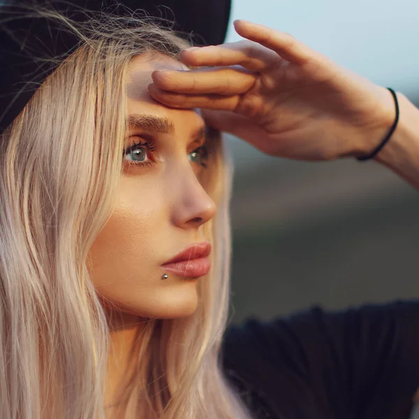 Close Retrato Jovem Loira Menina Com Olhos Azuis Olhando Para — Fotografia de Stock