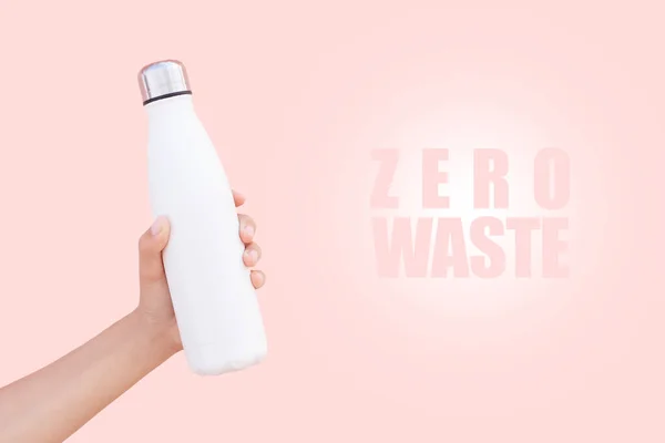 Sıfır atık metin. Çelik yeniden kullanılabilir termo beyaz su şişesinin yakın plan görüntüsü..