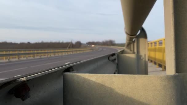 Blick Auf Verschwommene Straße Durch Metallisches Geländer Der Brücke — Stockvideo