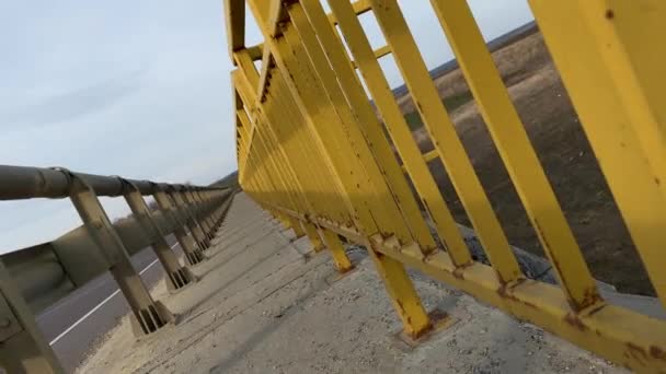 不安定なカメラだ 道路橋の上の人々のための空のパスの視点の背景 — ストック動画