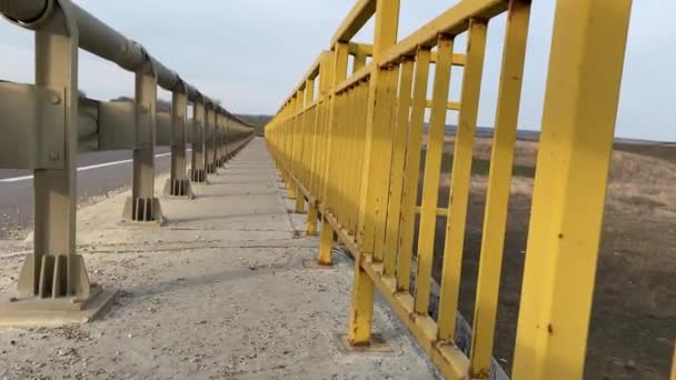 Câmera Instável Perspectiva Fundo Caminho Vazio Para Pessoas Ponte Rodoviária — Vídeo de Stock