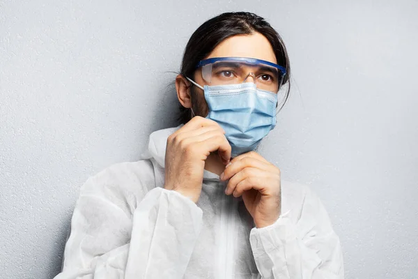 Porträtt Ung Läkare Man Bär Ppe Kostym Sätta Medicinsk Ansiktsmask — Stockfoto