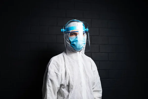 Studio Mörkt Porträtt Ung Läkare Man Bär Ppe Kostym Mot — Stockfoto