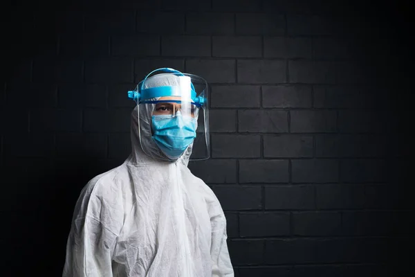 Studio Mörkt Porträtt Ung Läkare Man Bär Ppe Kostym Mot — Stockfoto