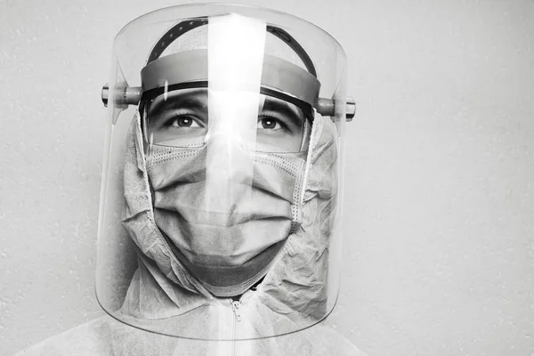 Svart Och Vitt Studioporträtt Läkare Man Bär Ppe Kostym Mot — Stockfoto