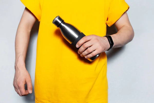 Κοντινό Πλάνο Των Αρσενικών Χεριών Που Κρατούν Επαναχρησιμοποιήσιμο Θερμοηλεκτρικό Μπουκάλι — Φωτογραφία Αρχείου