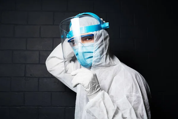 Närbild Porträtt Ung Läkare Man Bär Ppe Kostym Mot Coronavirus — Stockfoto