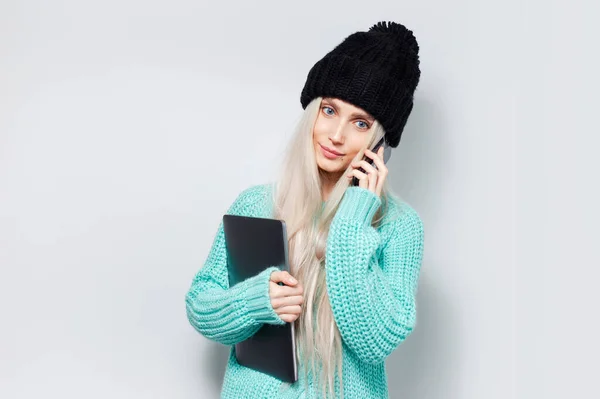 Studio Portrait Pretty Young Blonde Girl Holding Laptop Talking Smartphone — Stock Photo, Image