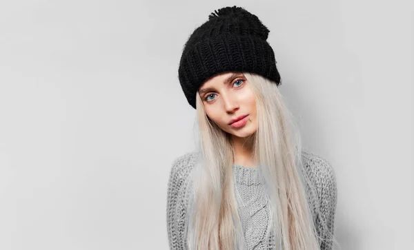 스웨터와 모자를 금발의 소녀의 스튜디오 — 스톡 사진