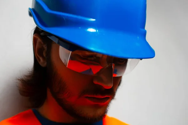 Close Portret Van Jonge Bouwvakker Ingenieur Met Veiligheidsuitrusting Blauwe Harde — Stockfoto