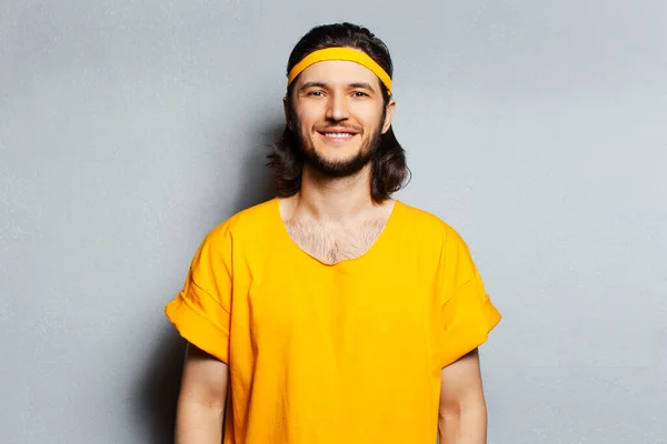 Portret Młodego Szczęśliwca Żółtej Koszuli Tle Szarej Ściany — Zdjęcie stockowe