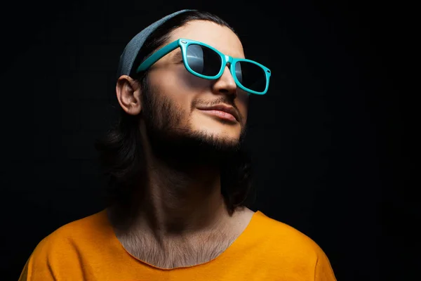 Retrato Jovem Sorridente Usando Óculos Sol Azuis Chapéu Cinza Sobre — Fotografia de Stock