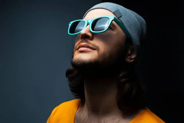 Close Retrato Cara Jovem Olhando Vestindo Óculos Sol Ciano Chapéu — Fotografia de Stock