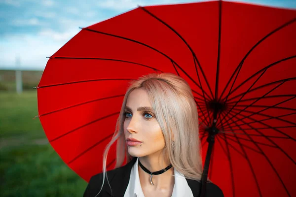 Draußen Porträt Der Jungen Blonden Schönen Mädchen Mit Rotem Regenschirm — Stockfoto