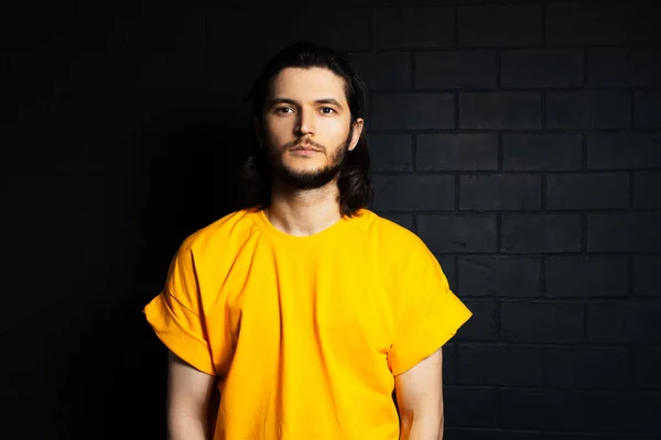 Retrato Jovem Sério Cara Vestindo Camisa Amarela Fundo Parede Tijolo — Fotografia de Stock