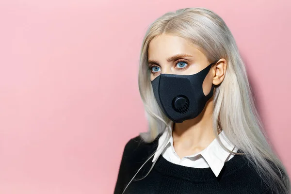Jonge Blonde Vrouw Draagt Ademhalingsmasker Tegen Virussen Pastel Roze Achtergrond — Stockfoto