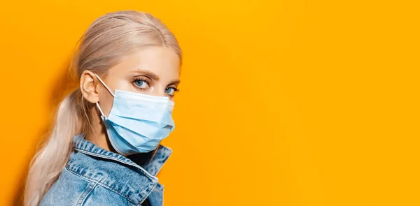 Panoramateljé Porträtt Ung Blond Flicka Bär Medicinsk Ansiktsmask Mot Coronavirus — Stockfoto