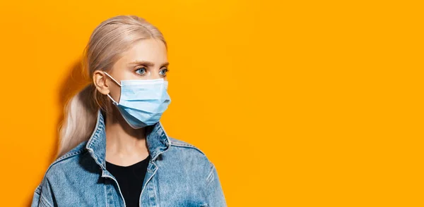 Panoramateljé Porträtt Ung Blond Flicka Bär Medicinsk Ansiktsmask Mot Coronavirus — Stockfoto