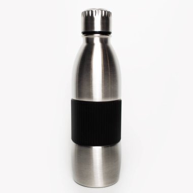 Beyaz zemin üzerinde izole kauçuk saplı yeniden kullanılabilir metal termal şişe yakın çekim.