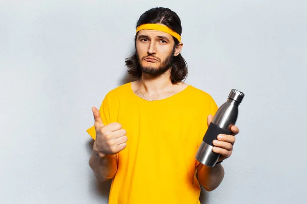 Retrato Jovem Homem Confiante Segurando Garrafa Água Térmica Aço Inoxidável — Fotografia de Stock