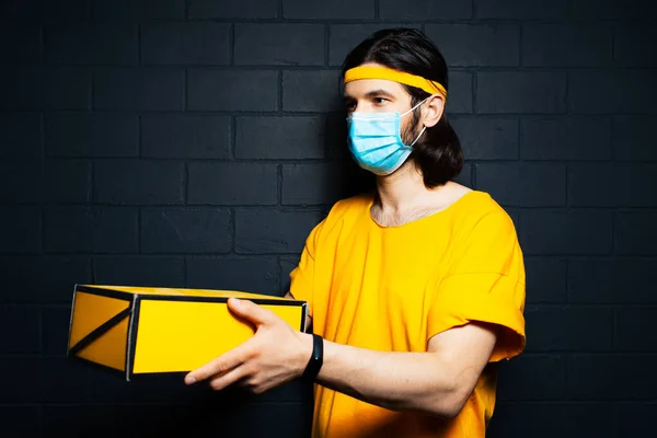 Estúdio Lado Retrato Entrega Jovem Cara Dando Uma Caixa Amarela — Fotografia de Stock