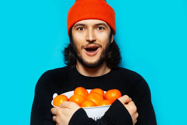 Retrato Estúdio Jovem Feliz Segurando Uma Tigela Com Tangerinas Fundo — Fotografia de Stock