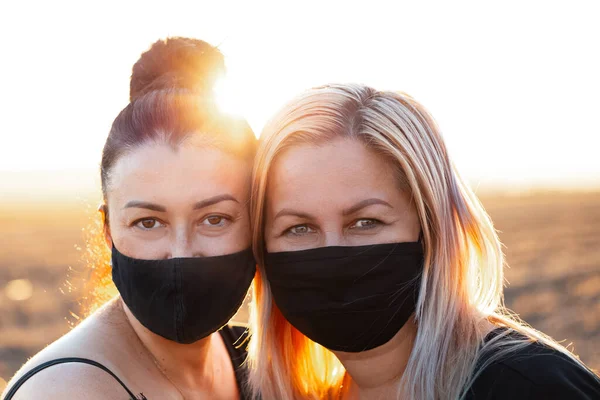 Portret Van Twee Lachende Vrouwen Met Medisch Gezichtsmasker Achtergrond Van — Stockfoto