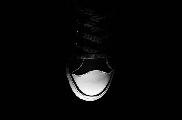 Mörk Bild Sneaker Sko Svart Bakgrund Närbild — Stockfoto