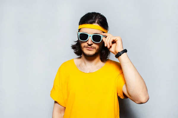 Retrato Jovem Vestindo Óculos Sol Camisa Amarela Fundo Cinza — Fotografia de Stock