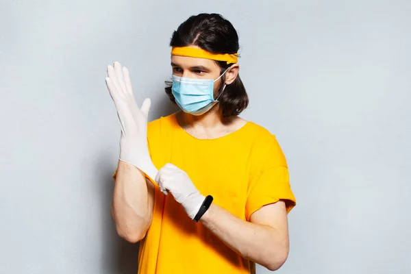 Egy Fiatal Férfi Arcképe Orvosi Maszkkal Sebészeti Kesztyűt Visel Vírusok — Stock Fotó
