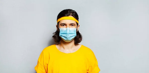 Bandeira Panorâmica Retrato Jovem Com Máscara Médica Rosto Contra Vírus — Fotografia de Stock