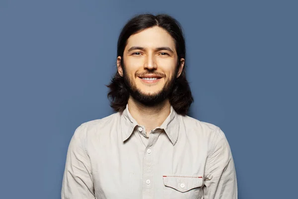 Studioporträt Eines Jungen Lächelnden Mannes Mit Langen Haaren Auf Blauem — Stockfoto