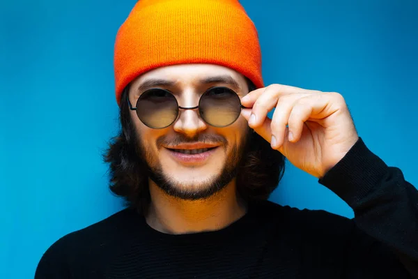 Retrato Estúdio Jovem Homem Sorridente Fundo Azul Cara Com Cabelo — Fotografia de Stock