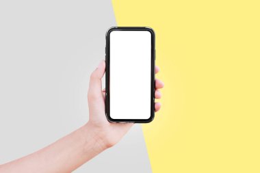 Sarı ve gri arkaplanlı akıllı telefonları olan erkek el kameraları. 2021 yılının renkleri; nihai gri ve aydınlatıcı.