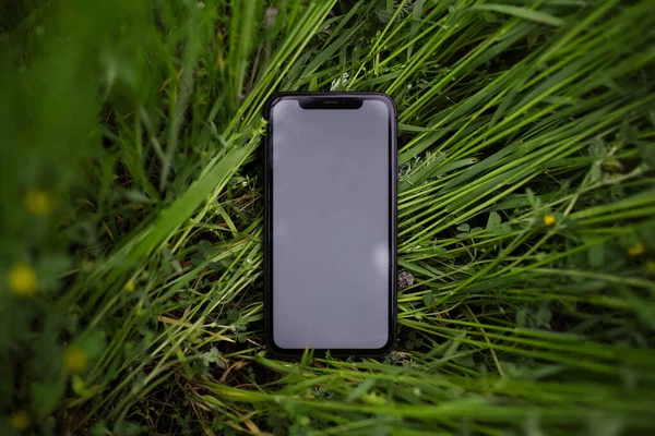 Närbild Smartphone Med Mockup Grönt Gräs Ovanifrån — Stockfoto
