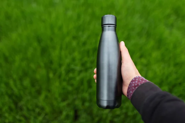 Primer Plano Mano Masculina Sosteniendo Botella Agua Termo Reutilizable Acero — Foto de Stock