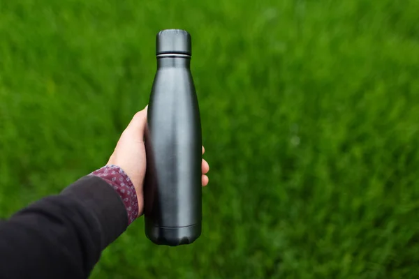 Primer Plano Mano Masculina Sosteniendo Botella Agua Termo Reutilizable Acero — Foto de Stock