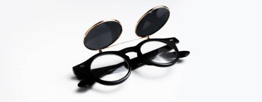 Yuvarlak güneş gözlüklerinin beyaz arka planda yakın plan görüntüsü. Panoramik pankart görünümü.