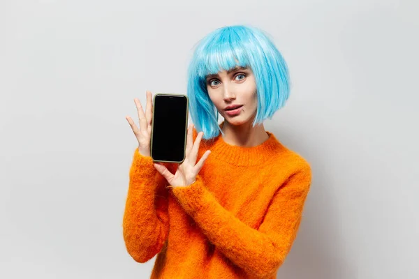 Retrato Menina Bonita Jovem Com Cabelo Azul Segurando Smartphone Mãos — Fotografia de Stock