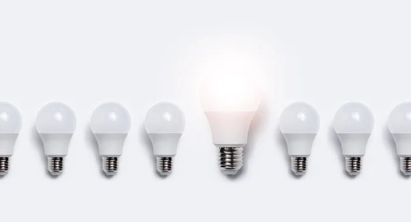 Багато Лампочок Одним Сяючим Білому Тлі Концепція Бізнес Ідеї — стокове фото