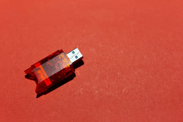 Närbild Usb Flash Adapter För Kort Isolerad Bakgrund Röd Färg — Stockfoto